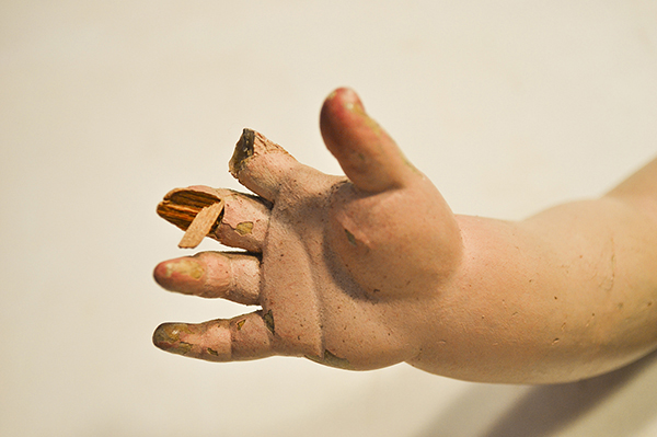 Rotura de la mano de una escutura de madera policromada.