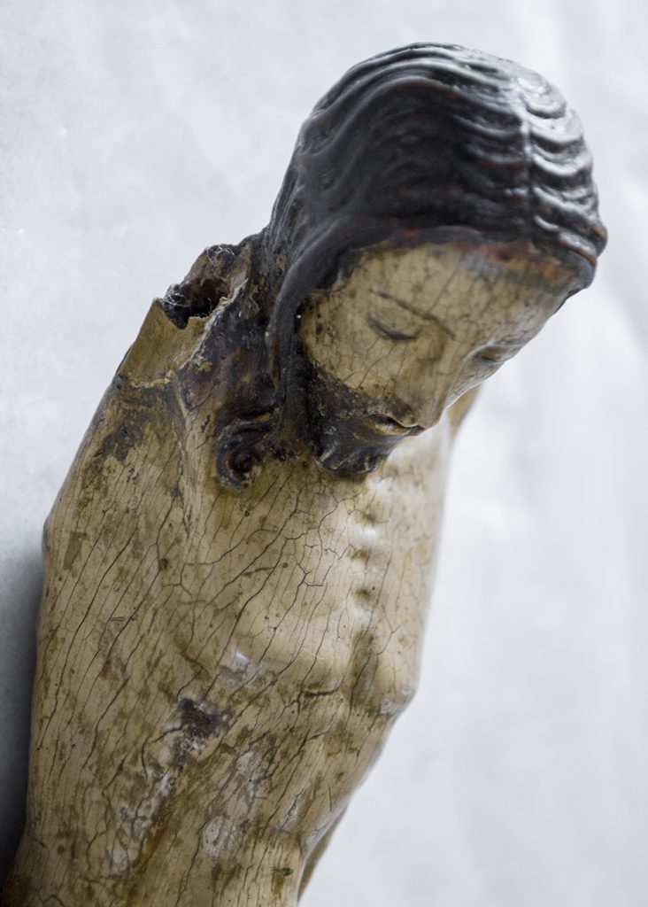 Detalle del brazo roto de una escultura de madera.