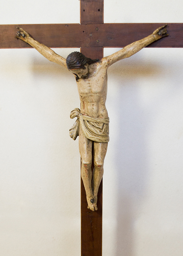 Restauración de una talla de Cristo crucificado.