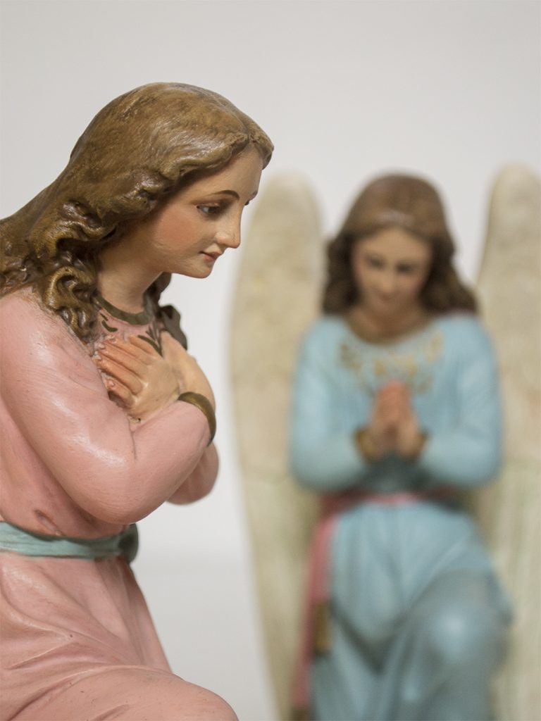 Dos esculturas policromadas de dos ángeles adoradores tras su restauració.